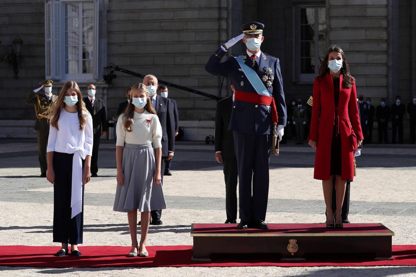 El acto del Día de la Fiesta Nacional, presidido por los reyes, se celebra en la plaza de la Armería del Palacio Real de Madrid. Felipe VI, la reina Letizia, la princesa Leonor y la infanta Sofía han sido recibidos por el presidente del Gobierno, Pedro Sánchez. En la plaza se encontraban todos los integrantes del Ejecutivo, salvo la titular de Exteriores, Arancha González Laya, incluido el vicepresidente segundo, Pablo Iglesias (que nunca había acudido a esta celebración) y el resto de ministros de Podemos. No ha faltado el presidente de la Comunitat, Ximo Puig, ni la de la Comunidad de Madrid, Isabel Díaz Ayuso