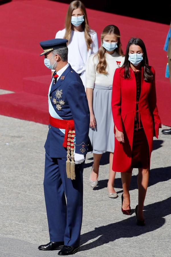 El acto del Día de la Fiesta Nacional, presidido por los reyes, se celebra en la plaza de la Armería del Palacio Real de Madrid. Felipe VI, la reina Letizia, la princesa Leonor y la infanta Sofía han sido recibidos por el presidente del Gobierno, Pedro Sánchez. En la plaza se encontraban todos los integrantes del Ejecutivo, salvo la titular de Exteriores, Arancha González Laya, incluido el vicepresidente segundo, Pablo Iglesias (que nunca había acudido a esta celebración) y el resto de ministros de Podemos. No ha faltado el presidente de la Comunitat, Ximo Puig, ni la de la Comunidad de Madrid, Isabel Díaz Ayuso