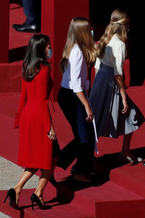 El acto del Día de la Fiesta Nacional, presidido por los reyes, se celebra en la plaza de la Armería del Palacio Real de Madrid. Felipe VI, la reina Letizia, la princesa Leonor y la infanta Sofía han sido recibidos por el presidente del Gobierno, Pedro Sánchez. En la plaza se encontraban todos los integrantes del Ejecutivo, salvo la titular de Exteriores, Arancha González Laya, incluido el vicepresidente segundo, Pablo Iglesias (que nunca había acudido a esta celebración) y el resto de ministros de Podemos. No ha faltado el presidente de la Comunitat, Ximo Puig, ni la de la Comunidad de Madrid, Isabel Díaz Ayuso