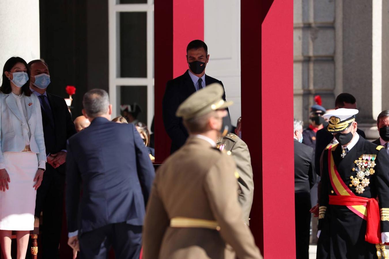 El acto del Día de la Fiesta Nacional, presidido por los reyes, se celebra en la plaza de la Armería del Palacio Real de Madrid. Felipe VI, la reina Letizia, la princesa Leonor y la infanta Sofía han sido recibidos por el presidente del Gobierno, Pedro Sánchez. En la plaza se encontraban todos los integrantes del Ejecutivo, salvo la titular de Exteriores, Arancha González Laya, incluido el vicepresidente segundo, Pablo Iglesias (que nunca había acudido a esta celebración) y el resto de ministros de Podemos. No ha faltado el presidente de la Comunitat, Ximo Puig, ni la de la Comunidad de Madrid, Isabel Díaz Ayuso