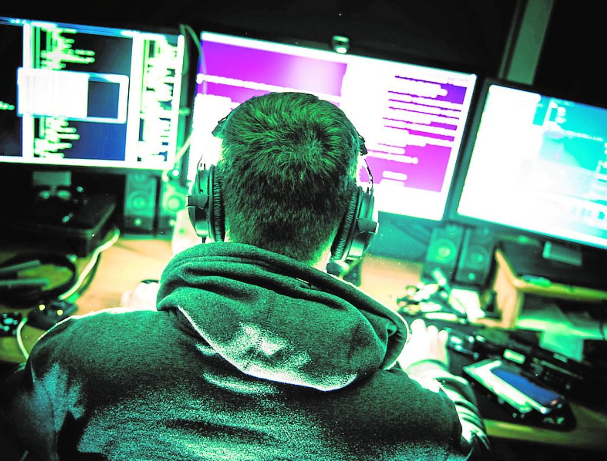 Un 'hacker' frente a tres pantallas de ordenador. p. zayda/fotolia
