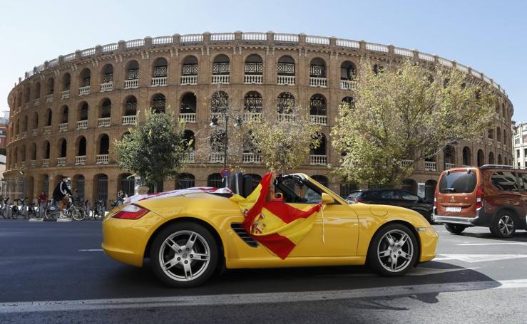 Decenas de coches recorren Valencia con banderas españolas