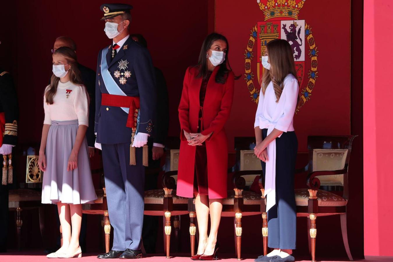 El acto del Día de la Fiesta Nacional, presidido por los reyes, se celebra en la plaza de la Armería del Palacio Real de Madrid. Felipe VI, la reina Letizia, la princesa Leonor y la infanta Sofía han sido recibidos por el presidente del Gobierno, Pedro Sánchez. En la plaza se encontraban todos los integrantes del Ejecutivo, salvo la titular de Exteriores, Arancha González Laya, incluido el vicepresidente segundo, Pablo Iglesias (que nunca había acudido a esta celebración) y el resto de ministros de Podemos. No ha faltado el presidente de la Comunitat, Ximo Puig, ni la de la Comunidad de Madrid, Isabel Díaz Ayuso