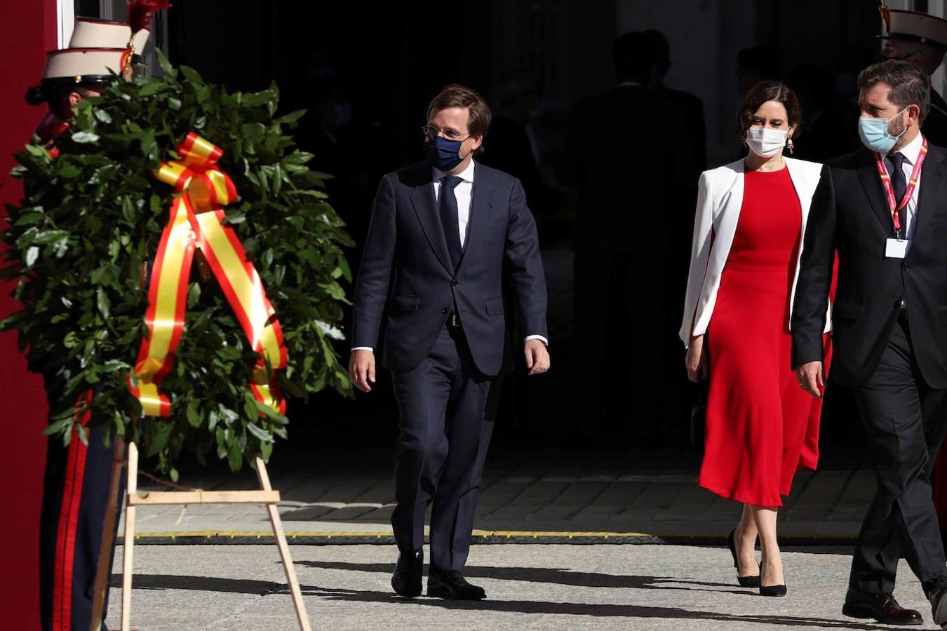 El acto del Día de la Fiesta Nacional, presidido por los reyes, se celebra en la plaza de la Armería del Palacio Real de Madrid. Felipe VI, la reina Letizia, la princesa Leonor y la infanta Sofía han sido recibidos por el presidente del Gobierno, Pedro Sánchez. En la plaza se encontraban todos los integrantes del Ejecutivo, salvo la titular de Exteriores, Arancha González Laya, incluido el vicepresidente segundo, Pablo Iglesias (que nunca había acudido a esta celebración) y el resto de ministros de Podemos. No ha faltado el presidente de la Comunitat, Ximo Puig, ni la de la Comunidad de Madrid, Isabel Díaz Ayuso