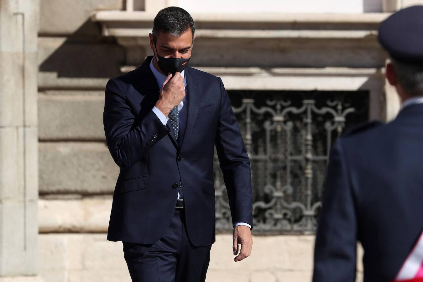 El acto del Día de la Fiesta Nacional, presidido por los reyes, se celebra en la plaza de la Armería del Palacio Real de Madrid. Felipe VI, la reina Letizia, la princesa Leonor y la infanta Sofía han sido recibidos por el presidente del Gobierno, Pedro Sánchez. En la plaza se encontraban todos los integrantes del Ejecutivo, salvo la titular de Exteriores, Arancha González Laya, incluido el vicepresidente segundo, Pablo Iglesias (que nunca había acudido a esta celebración) y el resto de ministros de Podemos. No ha faltado el presidente de la Comunitat, Ximo Puig, ni la de la Comunidad de Madrid, Isabel Díaz Ayuso