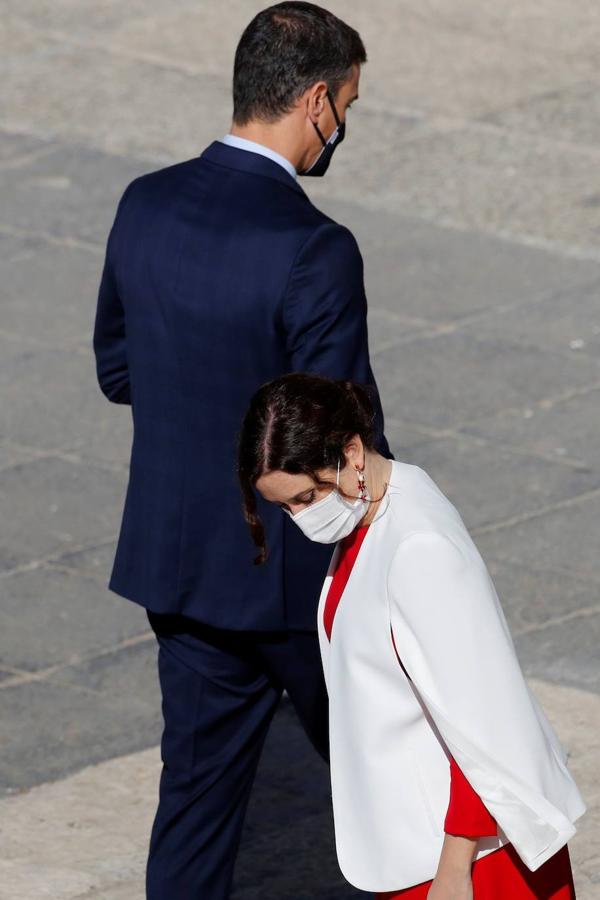 El acto del Día de la Fiesta Nacional, presidido por los reyes, se celebra en la plaza de la Armería del Palacio Real de Madrid. Felipe VI, la reina Letizia, la princesa Leonor y la infanta Sofía han sido recibidos por el presidente del Gobierno, Pedro Sánchez. En la plaza se encontraban todos los integrantes del Ejecutivo, salvo la titular de Exteriores, Arancha González Laya, incluido el vicepresidente segundo, Pablo Iglesias (que nunca había acudido a esta celebración) y el resto de ministros de Podemos. No ha faltado el presidente de la Comunitat, Ximo Puig, ni la de la Comunidad de Madrid, Isabel Díaz Ayuso