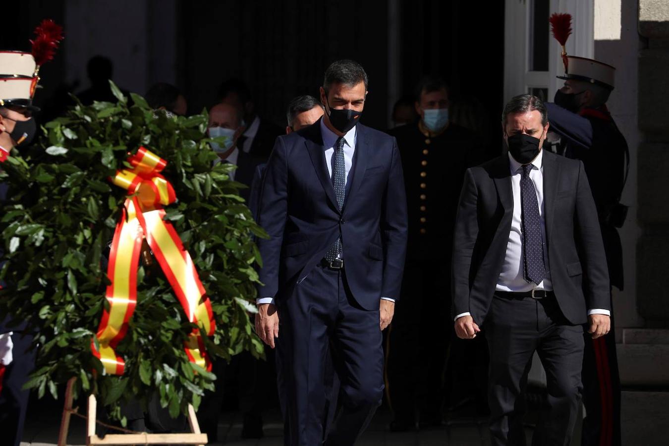 El acto del Día de la Fiesta Nacional, presidido por los reyes, se celebra en la plaza de la Armería del Palacio Real de Madrid. Felipe VI, la reina Letizia, la princesa Leonor y la infanta Sofía han sido recibidos por el presidente del Gobierno, Pedro Sánchez. En la plaza se encontraban todos los integrantes del Ejecutivo, salvo la titular de Exteriores, Arancha González Laya, incluido el vicepresidente segundo, Pablo Iglesias (que nunca había acudido a esta celebración) y el resto de ministros de Podemos. No ha faltado el presidente de la Comunitat, Ximo Puig, ni la de la Comunidad de Madrid, Isabel Díaz Ayuso