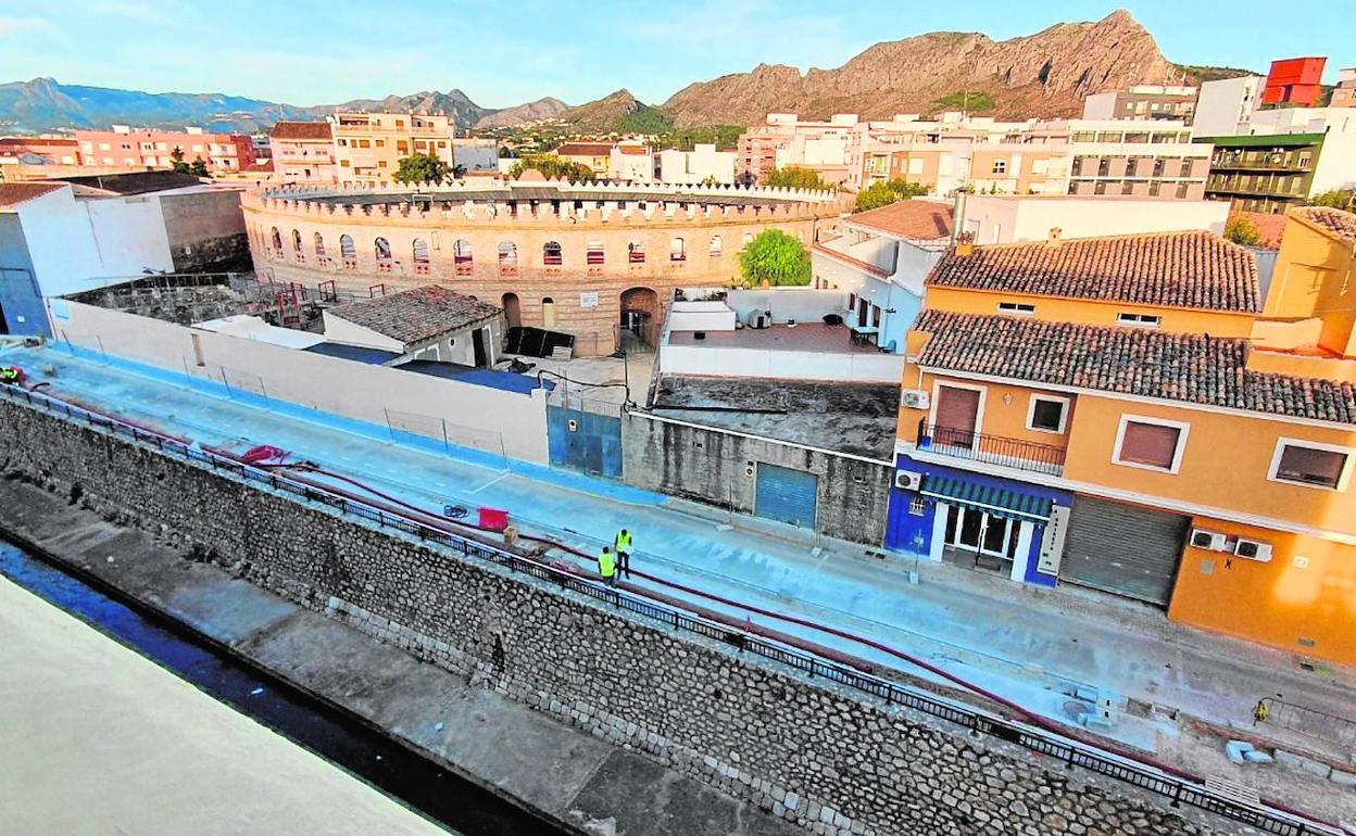 Imagen de la parte posterior de la plaza de Toros de Ondara, por donde han comenzado las obras. 