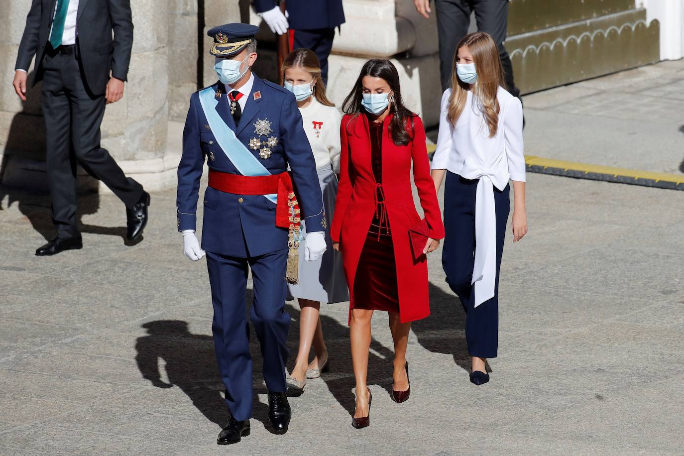 La Reina Letizia, la Princesa Leonor y la Infanta Sofía han sido también protagonistas en el acto de celebración del Día de la Fiesta Nacional, celebrado este lunes en la plaza de la Armería del Palacio Real de Madrid. Doña Letizia ha rescatado un sobrio dos piezas de Felipe Varela que lleva en su ropero desde hace años, formado por un vestido de terciopelo con botones y un abrigo recto en crepe que se abrocha con pequeños lazos. La Princesa Leonor, que a finales de este mes cumplirá 15 años, ha sorprendido con una falda abullonada y un cuerpo con mangas de farol, en tonos pastel. Su hermana, la Infanta Sofía, mucho más sobria, ha estrenado este 12-O un pantalón ancho y una camisola con gran lazada. 