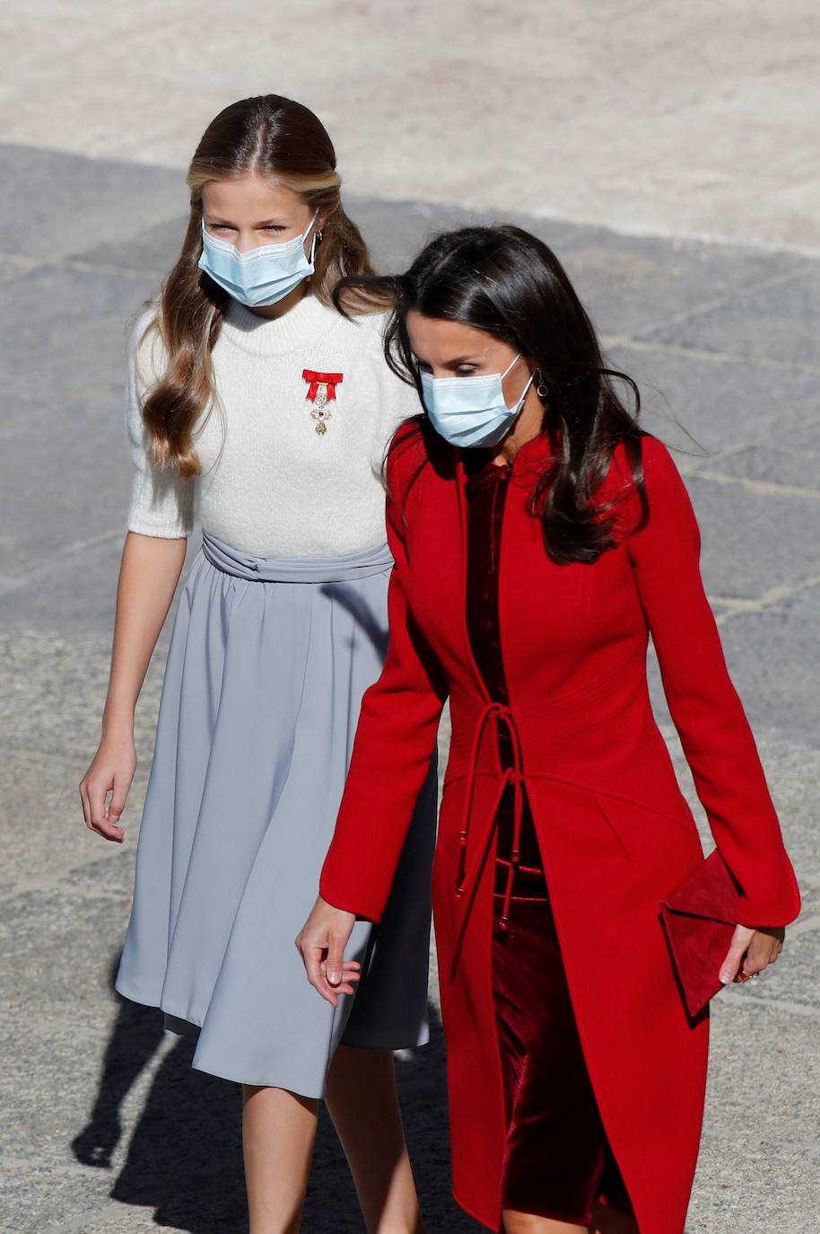 La Reina Letizia, la Princesa Leonor y la Infanta Sofía han sido también protagonistas en el acto de celebración del Día de la Fiesta Nacional, celebrado este lunes en la plaza de la Armería del Palacio Real de Madrid. Doña Letizia ha rescatado un sobrio dos piezas de Felipe Varela que lleva en su ropero desde hace años, formado por un vestido de terciopelo con botones y un abrigo recto en crepe que se abrocha con pequeños lazos. La Princesa Leonor, que a finales de este mes cumplirá 15 años, ha sorprendido con una falda abullonada y un cuerpo con mangas de farol, en tonos pastel. Su hermana, la Infanta Sofía, mucho más sobria, ha estrenado este 12-O un pantalón ancho y una camisola con gran lazada. 