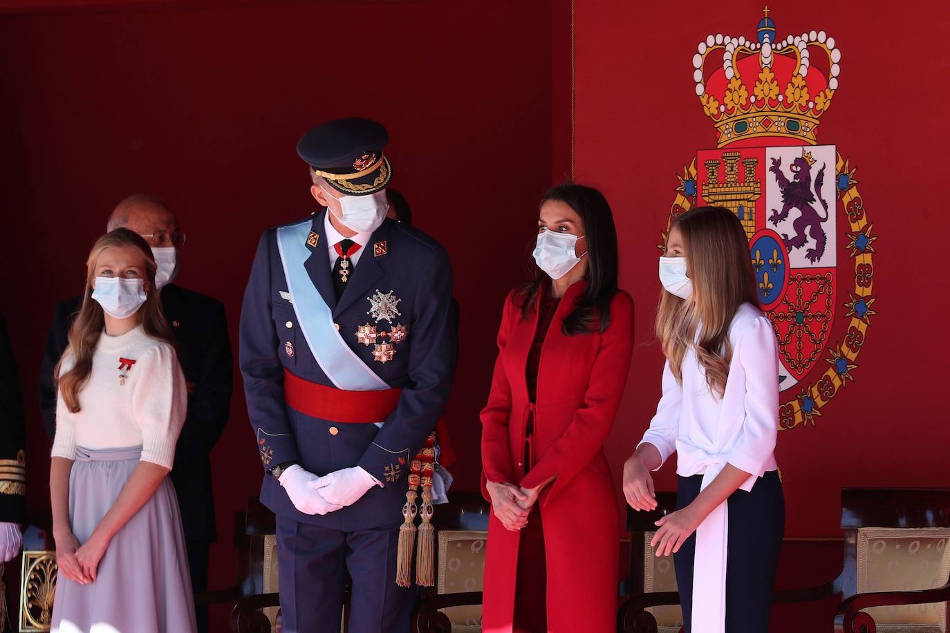 La Reina Letizia, la Princesa Leonor y la Infanta Sofía han sido también protagonistas en el acto de celebración del Día de la Fiesta Nacional, celebrado este lunes en la plaza de la Armería del Palacio Real de Madrid. Doña Letizia ha rescatado un sobrio dos piezas de Felipe Varela que lleva en su ropero desde hace años, formado por un vestido de terciopelo con botones y un abrigo recto en crepe que se abrocha con pequeños lazos. La Princesa Leonor, que a finales de este mes cumplirá 15 años, ha sorprendido con una falda abullonada y un cuerpo con mangas de farol, en tonos pastel. Su hermana, la Infanta Sofía, mucho más sobria, ha estrenado este 12-O un pantalón ancho y una camisola con gran lazada. 