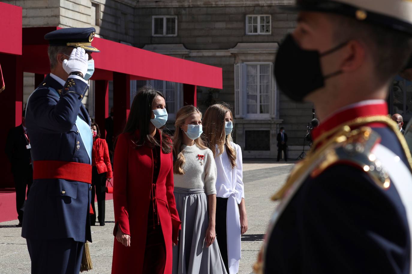 La Reina Letizia, la Princesa Leonor y la Infanta Sofía han sido también protagonistas en el acto de celebración del Día de la Fiesta Nacional, celebrado este lunes en la plaza de la Armería del Palacio Real de Madrid. Doña Letizia ha rescatado un sobrio dos piezas de Felipe Varela que lleva en su ropero desde hace años, formado por un vestido de terciopelo con botones y un abrigo recto en crepe que se abrocha con pequeños lazos. La Princesa Leonor, que a finales de este mes cumplirá 15 años, ha sorprendido con una falda abullonada y un cuerpo con mangas de farol, en tonos pastel. Su hermana, la Infanta Sofía, mucho más sobria, ha estrenado este 12-O un pantalón ancho y una camisola con gran lazada. 