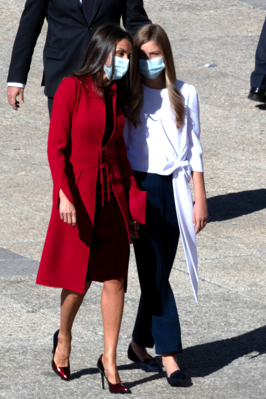 La Reina Letizia, la Princesa Leonor y la Infanta Sofía han sido también protagonistas en el acto de celebración del Día de la Fiesta Nacional, celebrado este lunes en la plaza de la Armería del Palacio Real de Madrid. Doña Letizia ha rescatado un sobrio dos piezas de Felipe Varela que lleva en su ropero desde hace años, formado por un vestido de terciopelo con botones y un abrigo recto en crepe que se abrocha con pequeños lazos. La Princesa Leonor, que a finales de este mes cumplirá 15 años, ha sorprendido con una falda abullonada y un cuerpo con mangas de farol, en tonos pastel. Su hermana, la Infanta Sofía, mucho más sobria, ha estrenado este 12-O un pantalón ancho y una camisola con gran lazada. 