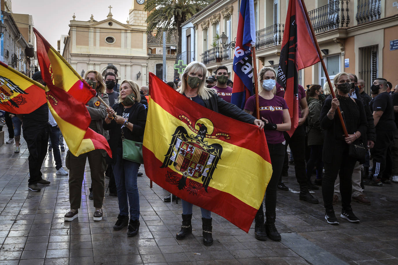 Un fuerte dispositivo policial rodeó ayer el barrio de Benimaclet para evitar el encuentro de dos manifestaciones de ideología contraria convocadas en esta zona de la ciudad con motivo de la festividad del 12 de octubre.