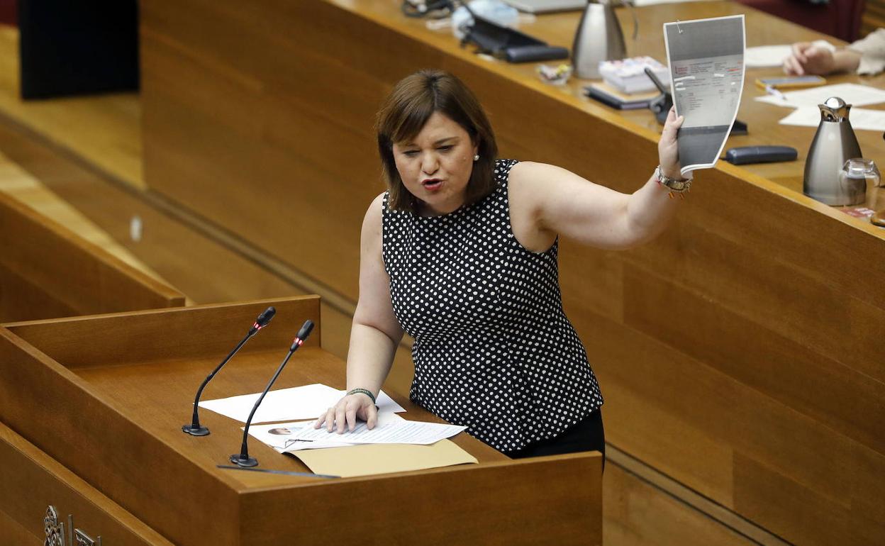 La presidenta del PP valenciano, Isabel Bonig, durante una intervención en Les Corts. 