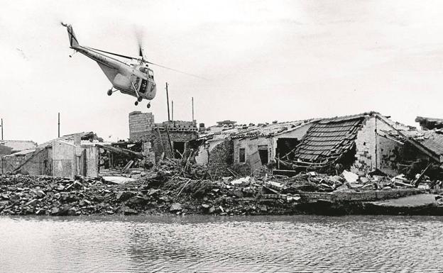 Un barrio en zona de riesgo. Un helicóptero sobrevuela la desembocadura del Turia en días posteriores a la inundación. 