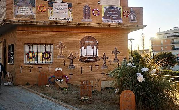 Un cementerio en la calle contra el tanatorio