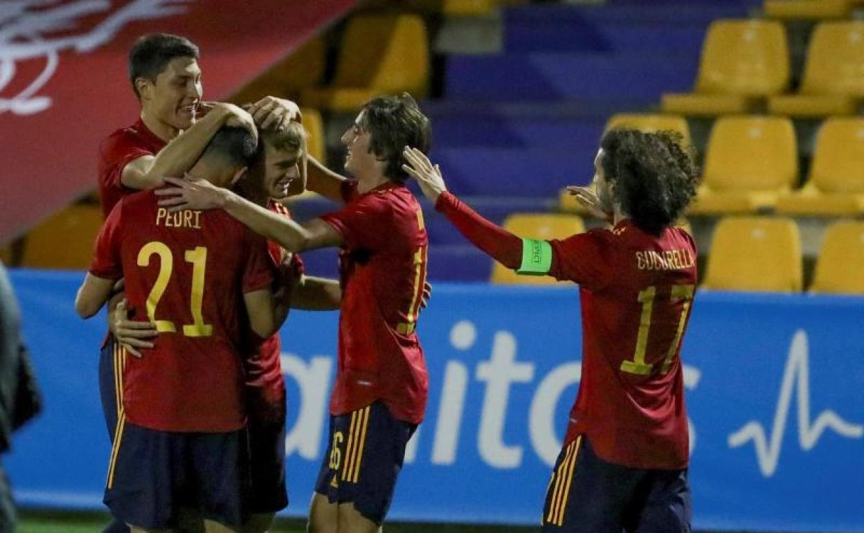 Los jugadores españoles celebran uno de los dos goles de Dani Gómez.