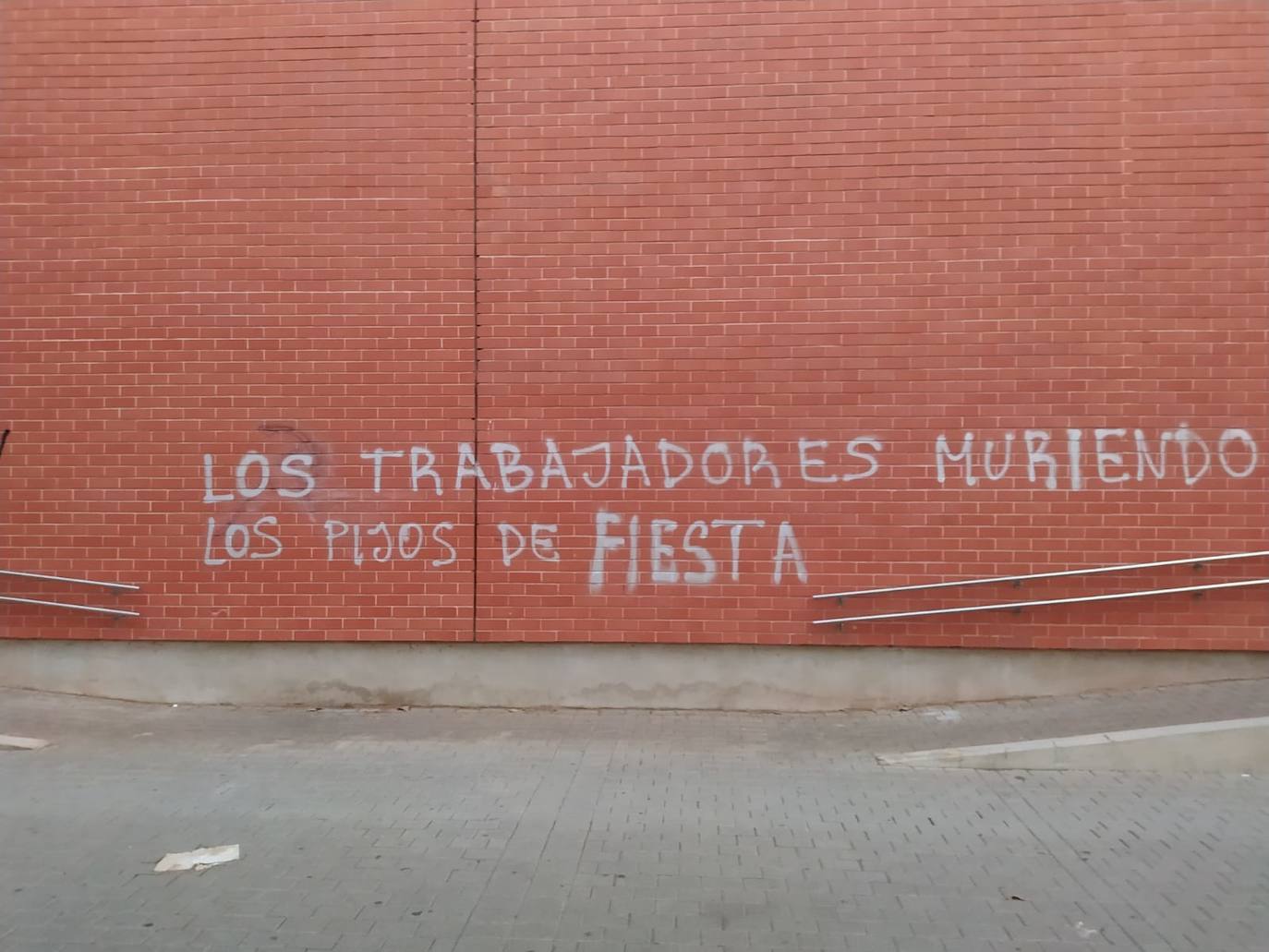 Pintadas en la fachada del colegio mayor Galileo Galilei de Valencia