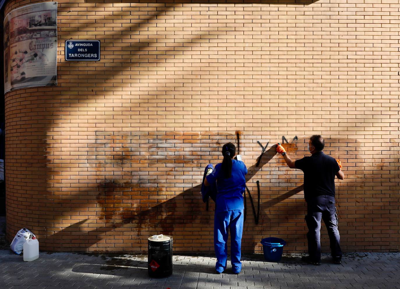 Pintadas en la fachada del colegio mayor Galileo Galilei de Valencia