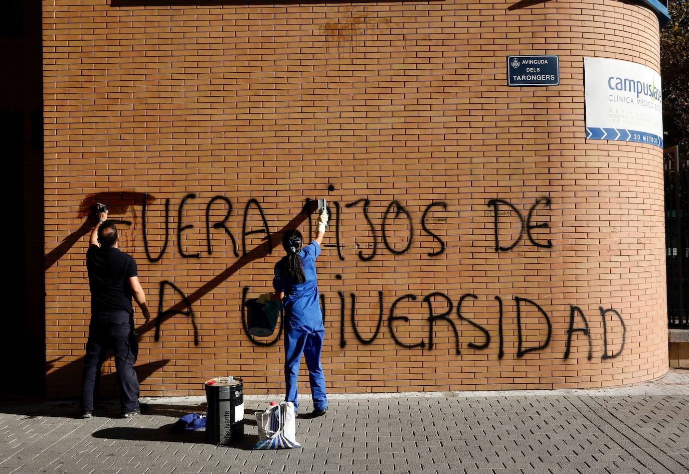 Pintadas en la fachada del colegio mayor Galileo Galilei de Valencia