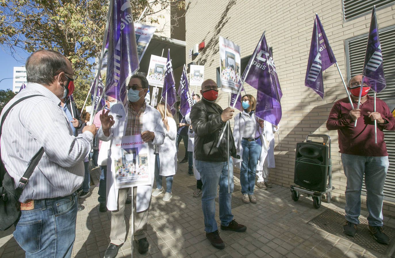 Concentración de sindicatos médicos frente a un centro de salud de Valencia