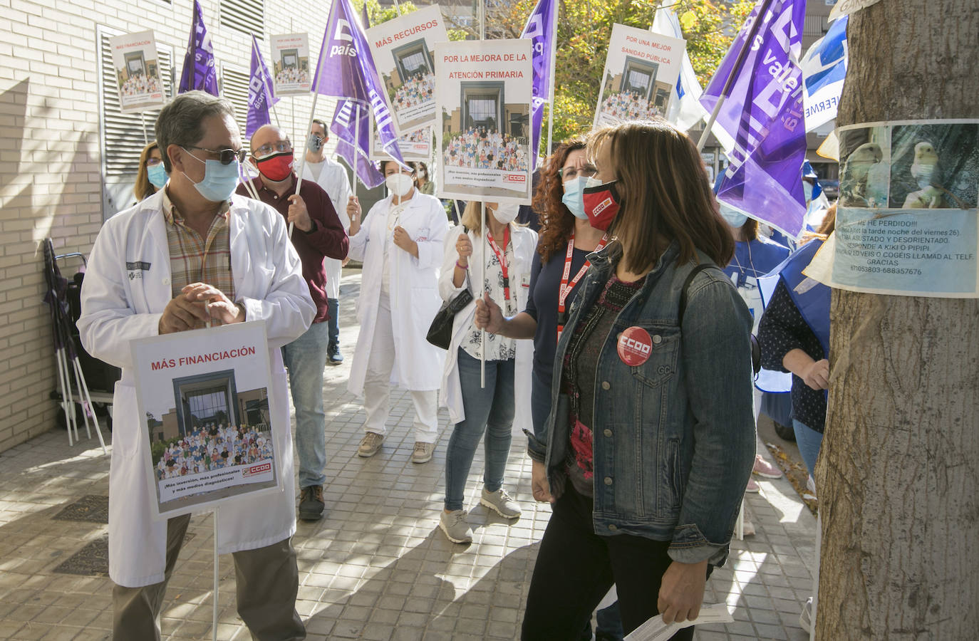 Concentración de sindicatos médicos frente a un centro de salud de Valencia