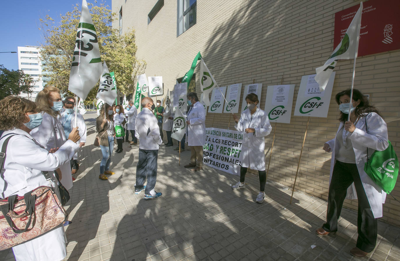 Concentración de sindicatos médicos frente a un centro de salud de Valencia