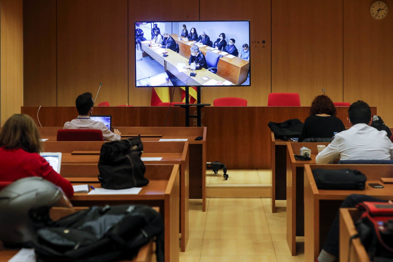 El juicio contra María Jesús M.C. y su examante, Salvador R.L., ambos acusados de matar al marido de ella en agosto de 2017 en un garaje de Patraix, arranca en la Audiencia de Valencia tres años después de que se cometiera el crimen.