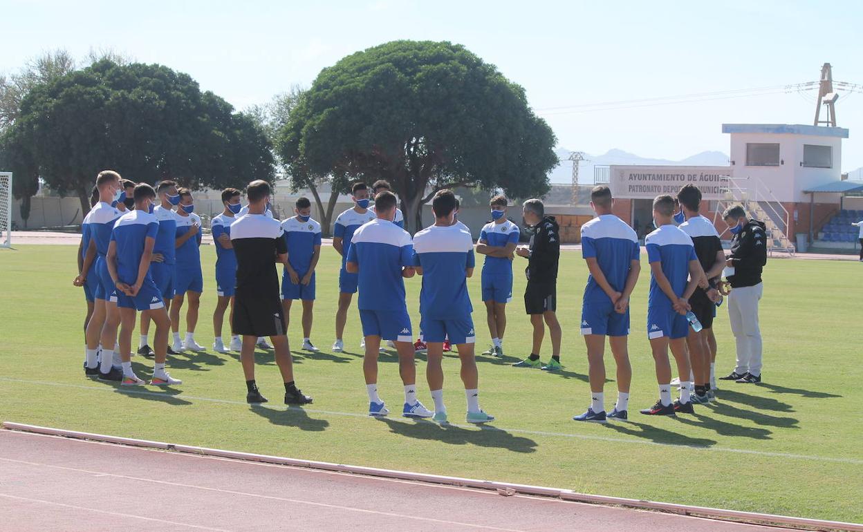 Los jugadores del Hércules escuchan las indicaciones del técnico, David Cubillo, antes del último amistoso en Águilas. 