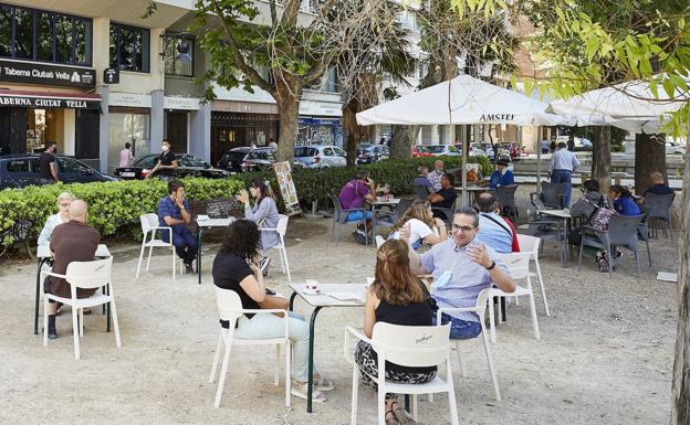 La hostelería valenciana propone a Sanidad abrir hasta la 01:30 horas y tener un controlador