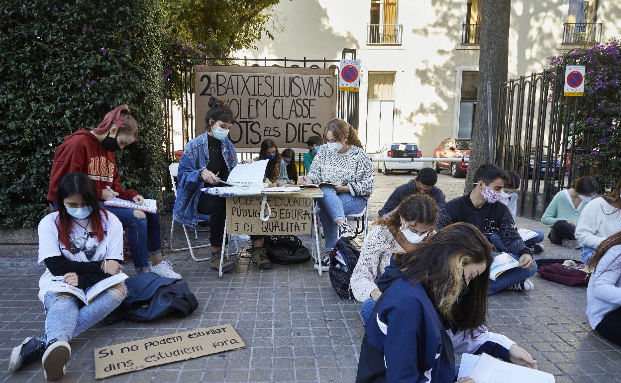 Protesta de alumnos del instituto Luis Vives afectados por la semipresencialidad. 