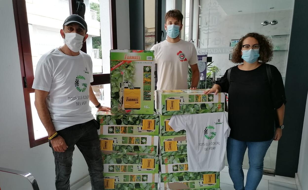 Edgar Juan con Daniel Muñoz y la edil de Gandia Alícia Izquierdo. 