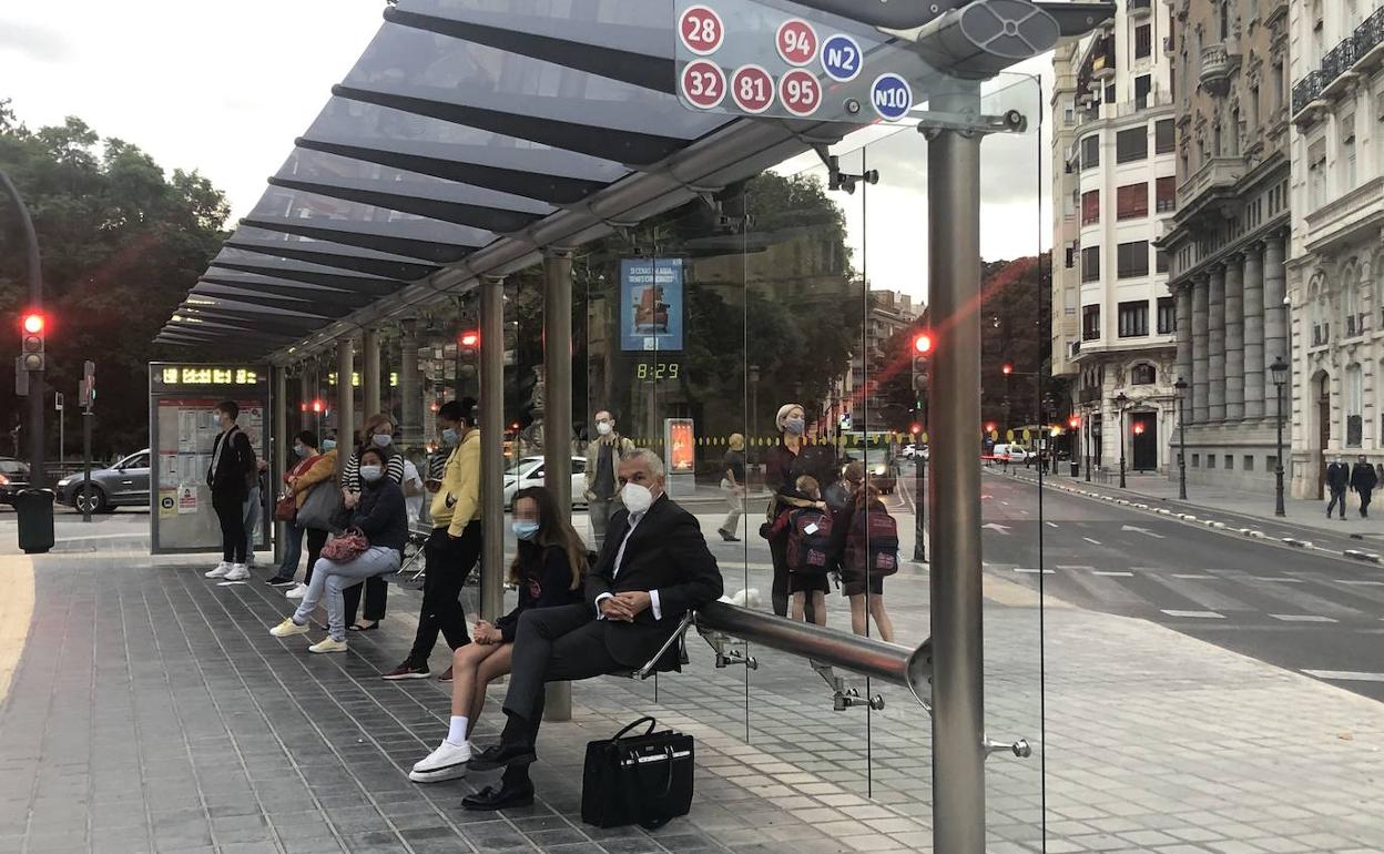 Usuarios de la EMT esta mañana, esperando la llegada del autobús.