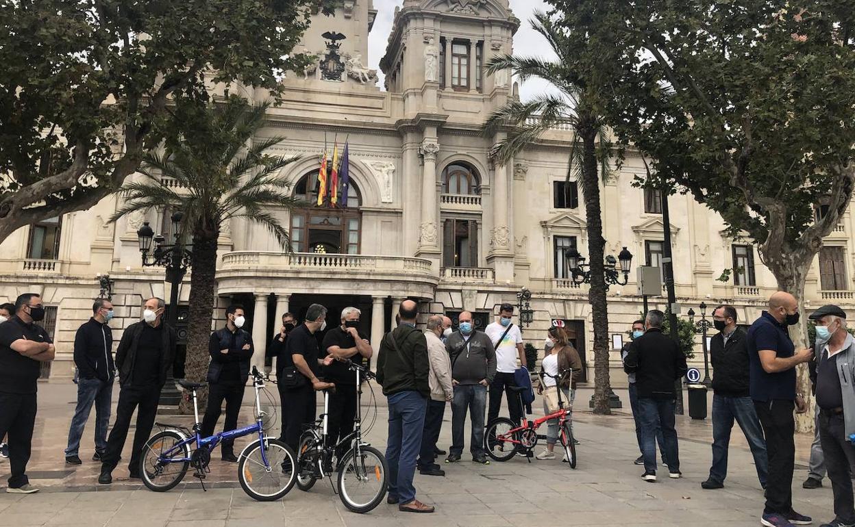 Los trabajadores de la EMT se movilizan frente al Ayuntamiento. 