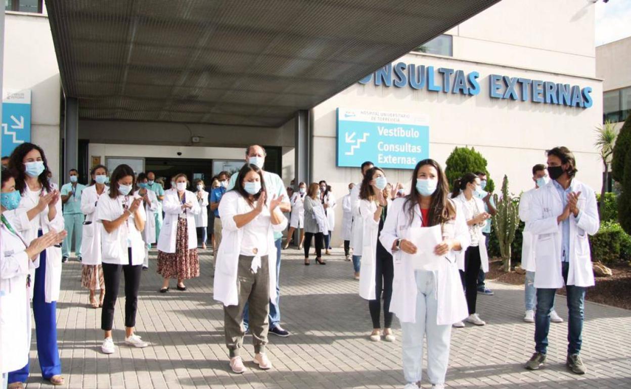 Sanitarios de Torrevieja protestan por la falta de información.