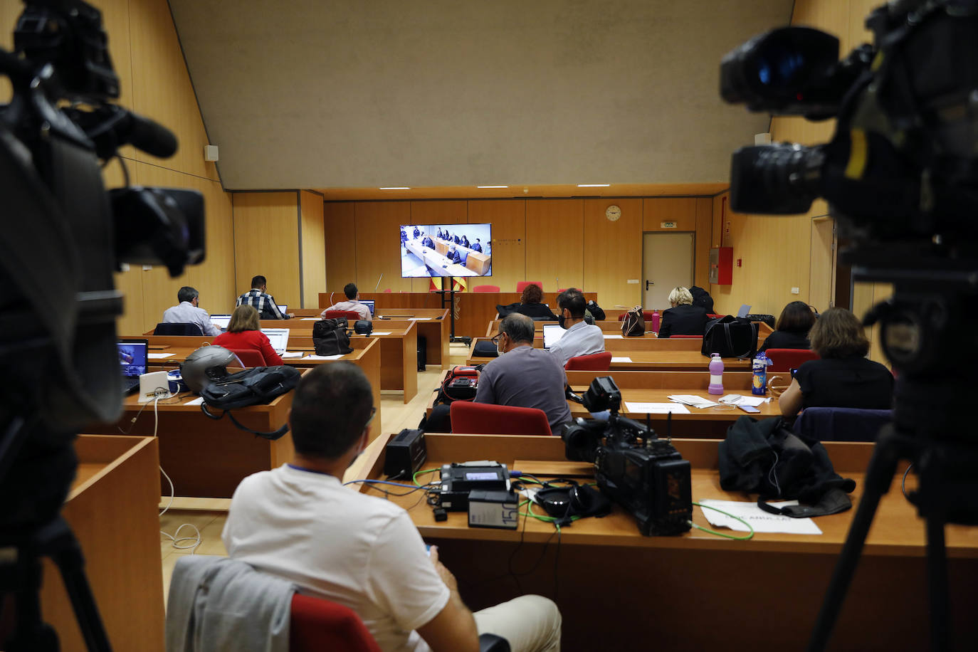 El juicio contra María Jesús M.C. y su examante, Salvador R.L., ambos acusados de matar al marido de ella en agosto de 2017 en un garaje de Patraix, arranca en la Audiencia de Valencia tres años después de que se cometiera el crimen.