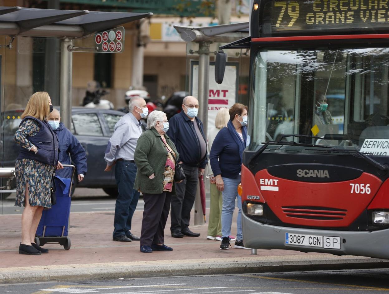 Usuarios de la EMT sufren los retrasos por los paros convocados. J. Signes