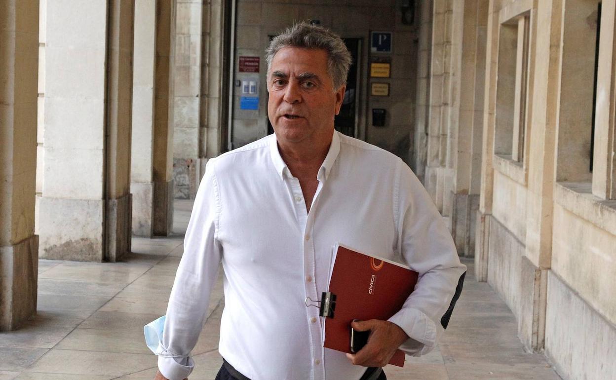 Enrique Ortiz accede a la Audiencia Provincial de Alicante durante una de las sesiones del juicio. 