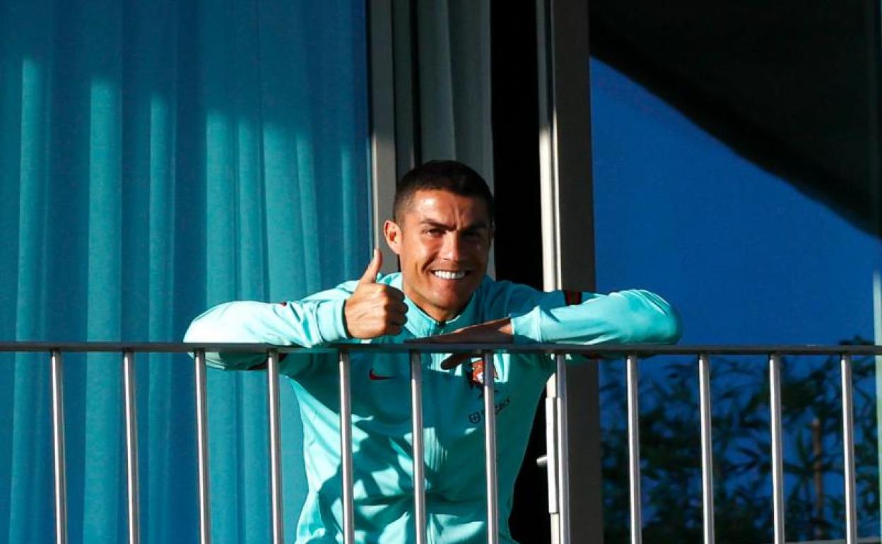 Cristiano Ronaldo, en el hotel de concentración de la selección portuguesa en Oeiras. 