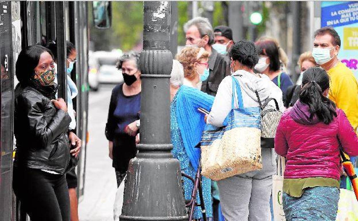 Viajeros de la EMT esperan en una parada el pasado miércoles. 