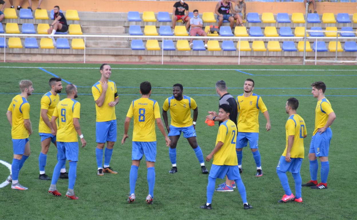 El once inicial del conjunto del CD Dénia, momentos antes de un partido.