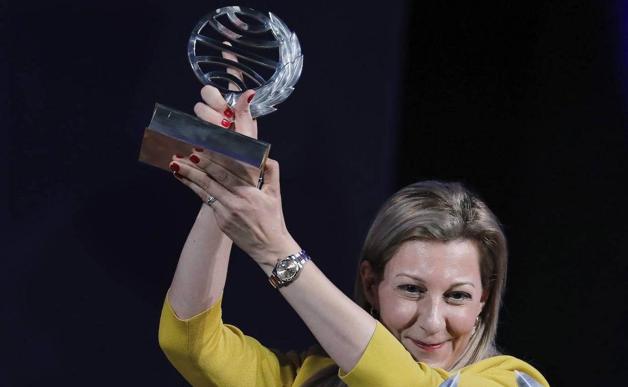 La ganadora del 69 Premio Planeta de novela con 'Aquitania' alza su trofeo. 