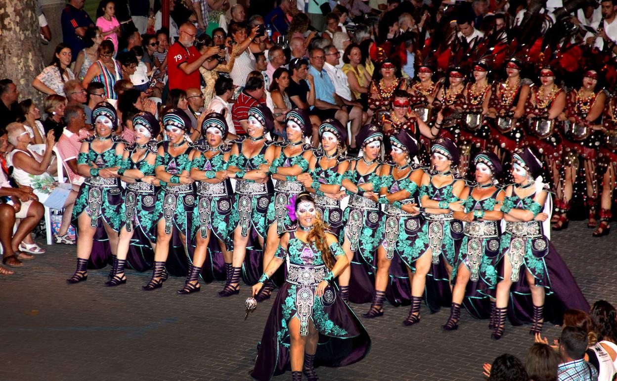 Un desfile de gala de los Moros i Cristians de Dénia. 