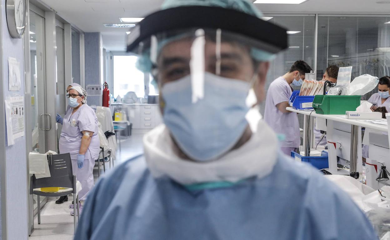 Un sanitario del hospital Arnau de Vilanova de valencia. 