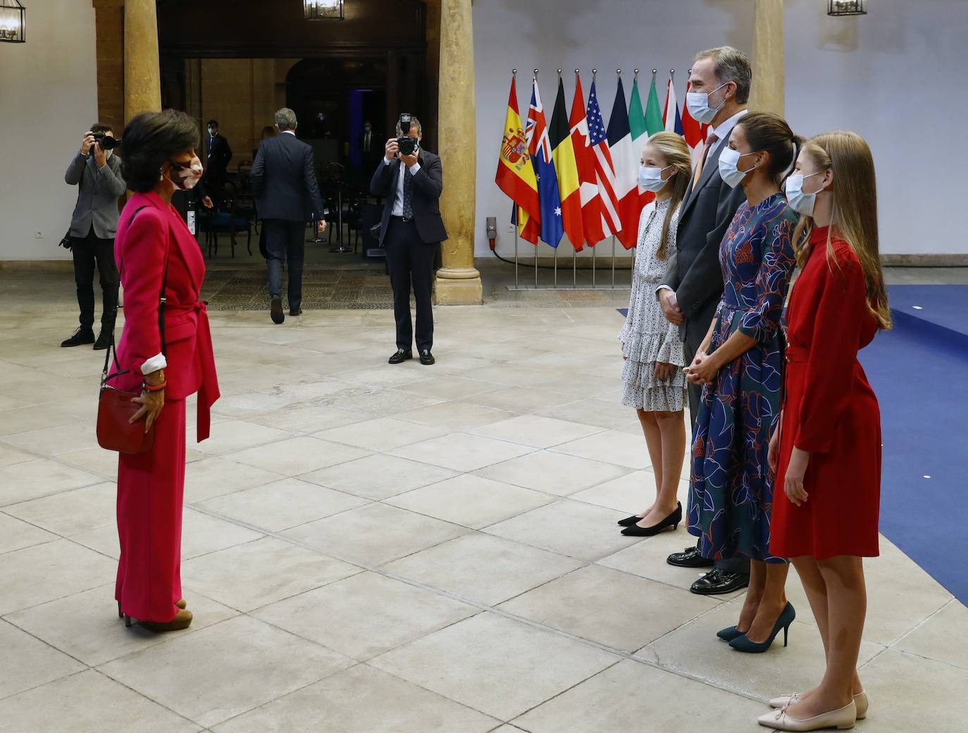 Los Reyes y sus hijas han mantenido este viernes una reunión con los galardonados en la 40 edición de los premios Princesa de Asturias que estarán presentes en la ceremonia de entrega en Oviedo, entre ellos representantes del colectivo sanitario y el piloto de rallys Carlos Sainz. Felipe VI, la reina Letizia, la princesa Leonor y la infanta Sofía han recibido a los premiados junto a los presidentes de los jurados de estas distinciones y miembros de los patronatos Princesa de Asturias y Fundación. 