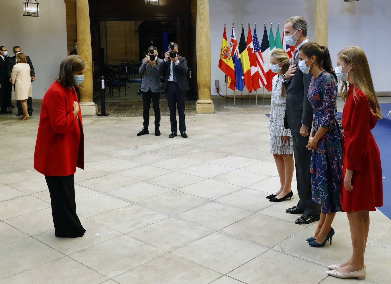 Los Reyes y sus hijas han mantenido este viernes una reunión con los galardonados en la 40 edición de los premios Princesa de Asturias que estarán presentes en la ceremonia de entrega en Oviedo, entre ellos representantes del colectivo sanitario y el piloto de rallys Carlos Sainz. Felipe VI, la reina Letizia, la princesa Leonor y la infanta Sofía han recibido a los premiados junto a los presidentes de los jurados de estas distinciones y miembros de los patronatos Princesa de Asturias y Fundación. 