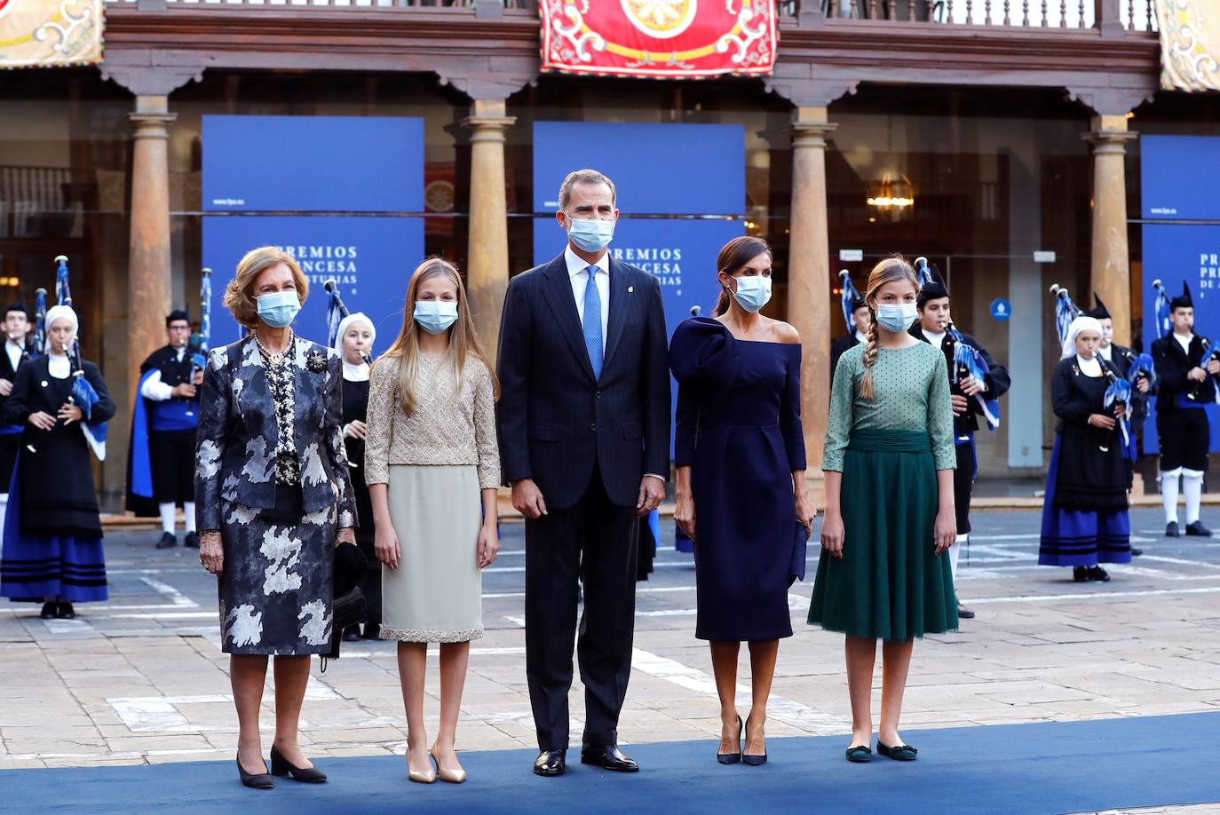 Los Reyes y sus hijas han mantenido este viernes una reunión con los galardonados en la 40 edición de los premios Princesa de Asturias que estarán presentes en la ceremonia de entrega en Oviedo, entre ellos representantes del colectivo sanitario y el piloto de rallys Carlos Sainz. Felipe VI, la reina Letizia, la princesa Leonor y la infanta Sofía han recibido a los premiados junto a los presidentes de los jurados de estas distinciones y miembros de los patronatos Princesa de Asturias y Fundación. Por la tarde ha tenido lugar el acto en el Hotel de la Reconquista de Oviedo con aforo limitado y sin público siguiendo las recomendaciones sanitarias frente al coronavirus.