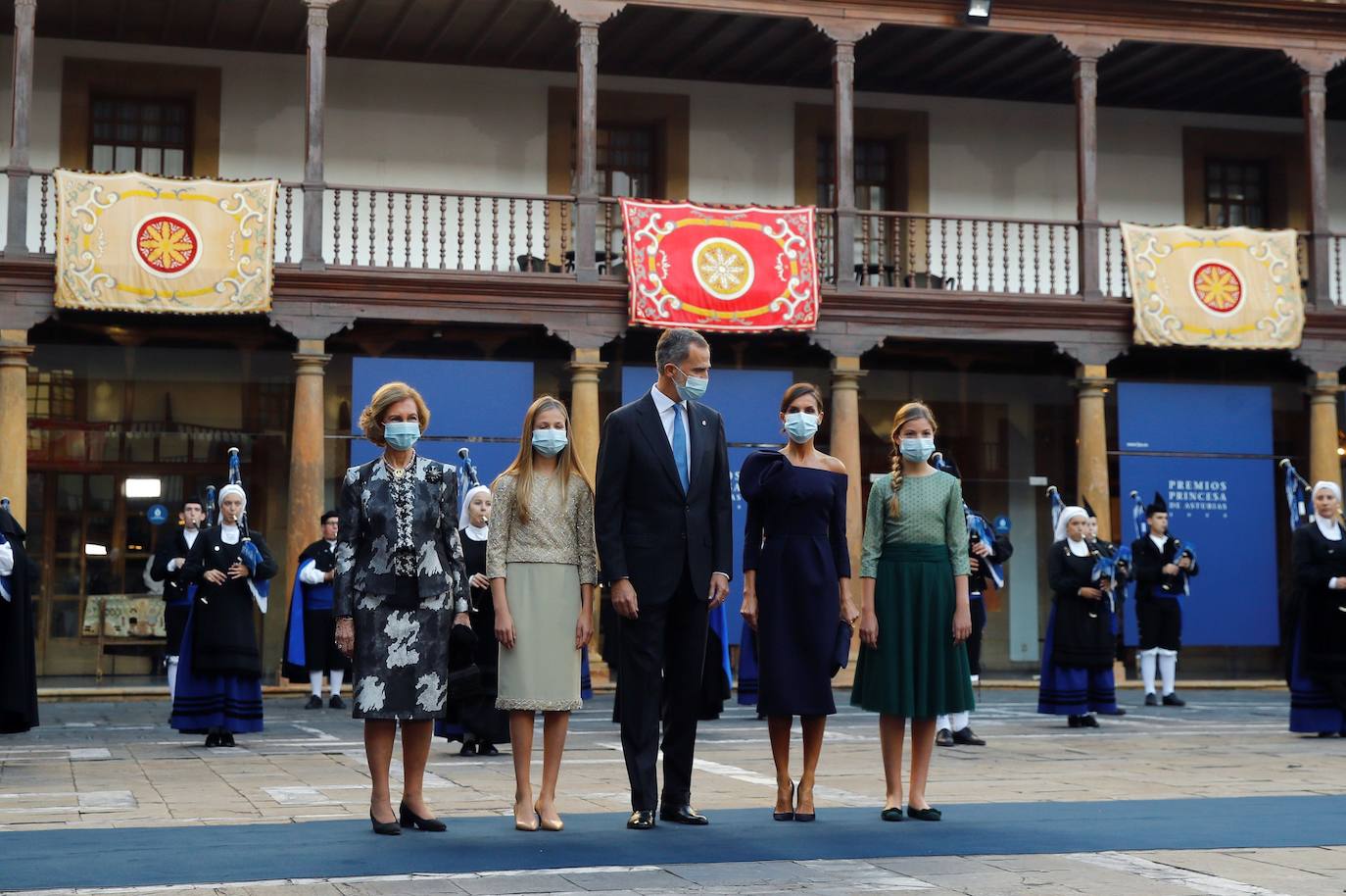 Los Reyes y sus hijas han mantenido este viernes una reunión con los galardonados en la 40 edición de los premios Princesa de Asturias que estarán presentes en la ceremonia de entrega en Oviedo, entre ellos representantes del colectivo sanitario y el piloto de rallys Carlos Sainz. Felipe VI, la reina Letizia, la princesa Leonor y la infanta Sofía han recibido a los premiados junto a los presidentes de los jurados de estas distinciones y miembros de los patronatos Princesa de Asturias y Fundación. Por la tarde ha tenido lugar el acto en el Hotel de la Reconquista de Oviedo con aforo limitado y sin público siguiendo las recomendaciones sanitarias frente al coronavirus.