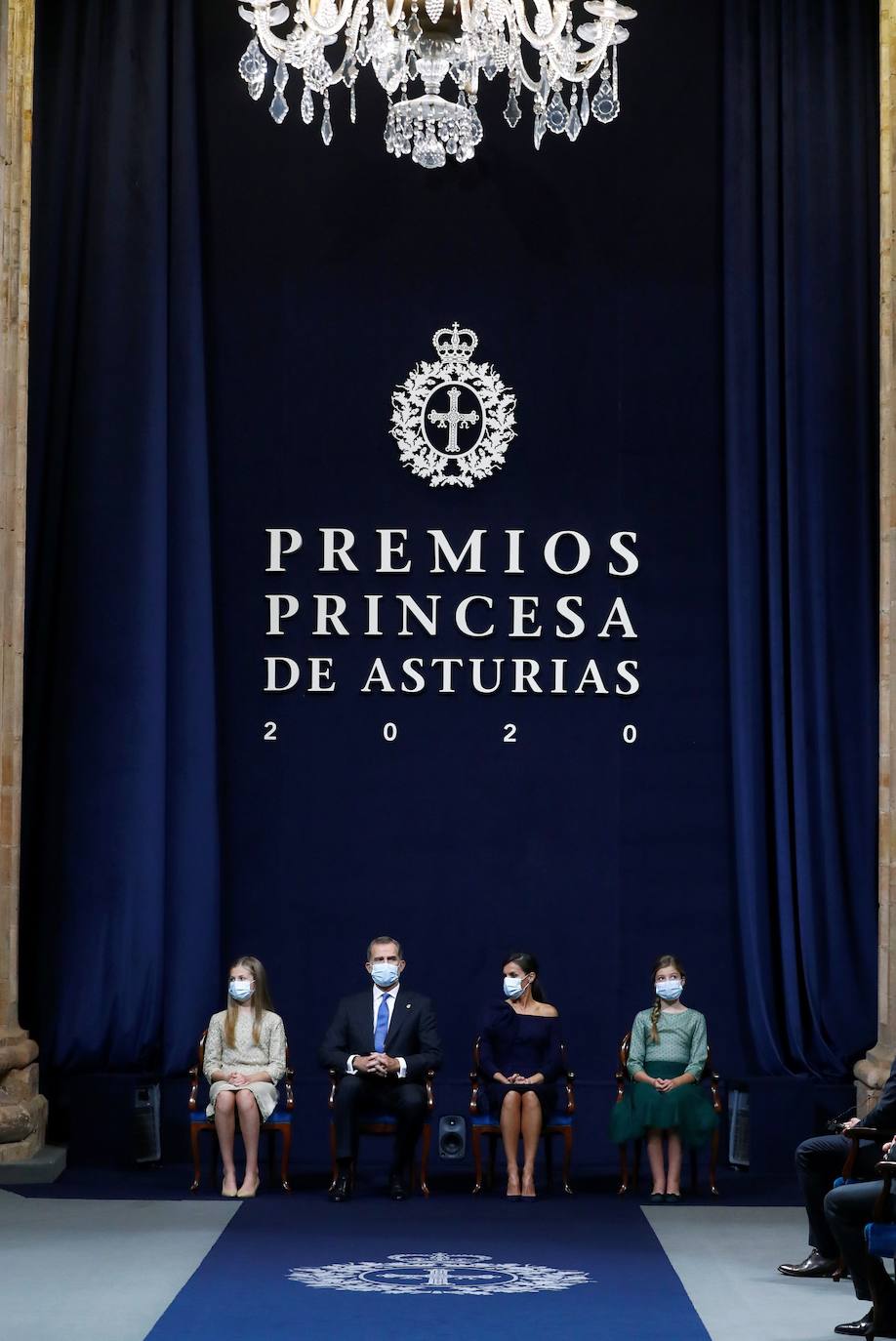 Los Reyes y sus hijas han mantenido este viernes una reunión con los galardonados en la 40 edición de los premios Princesa de Asturias que estarán presentes en la ceremonia de entrega en Oviedo, entre ellos representantes del colectivo sanitario y el piloto de rallys Carlos Sainz. Felipe VI, la reina Letizia, la princesa Leonor y la infanta Sofía han recibido a los premiados junto a los presidentes de los jurados de estas distinciones y miembros de los patronatos Princesa de Asturias y Fundación. Por la tarde ha tenido lugar el acto en el Hotel de la Reconquista de Oviedo con aforo limitado y sin público siguiendo las recomendaciones sanitarias frente al coronavirus.